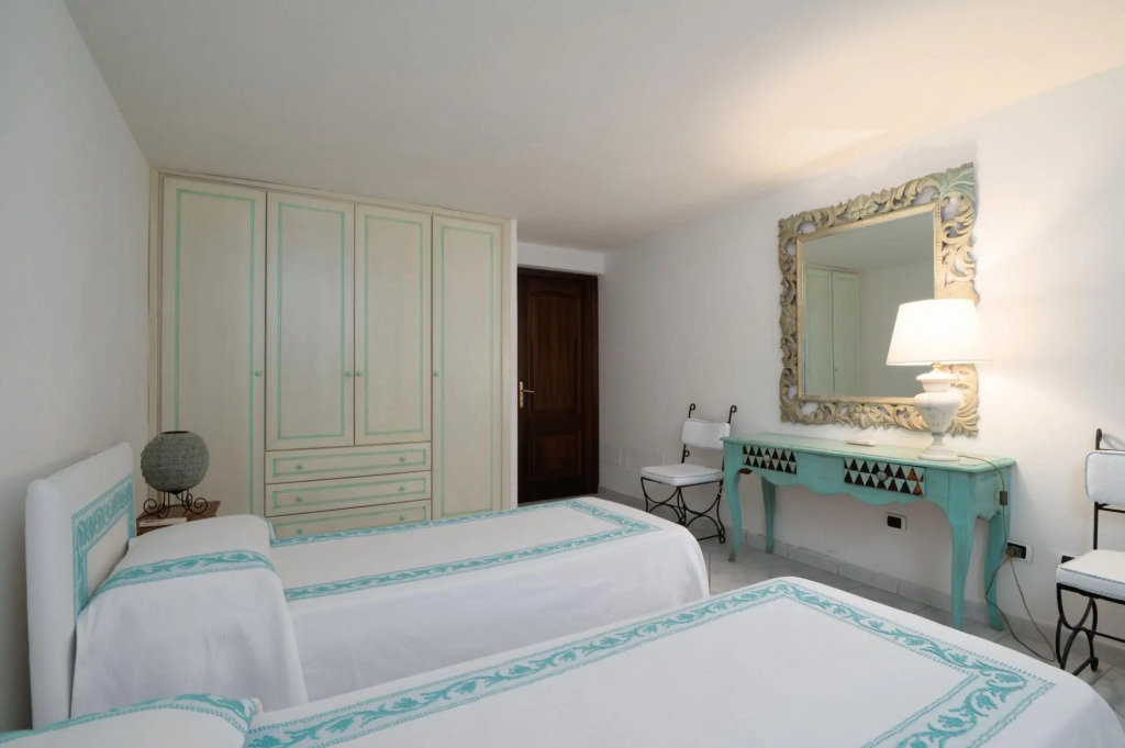 This large apartment is located on the ground floor, has a beautiful garden and a spacious terrace o-S'ABBA 11