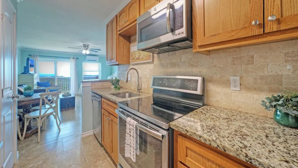 Ocean View Efficiency by Avantstay Walk to Beach + Boardwalk + Golf Cart Zone 2 Pools + Pickleball Access