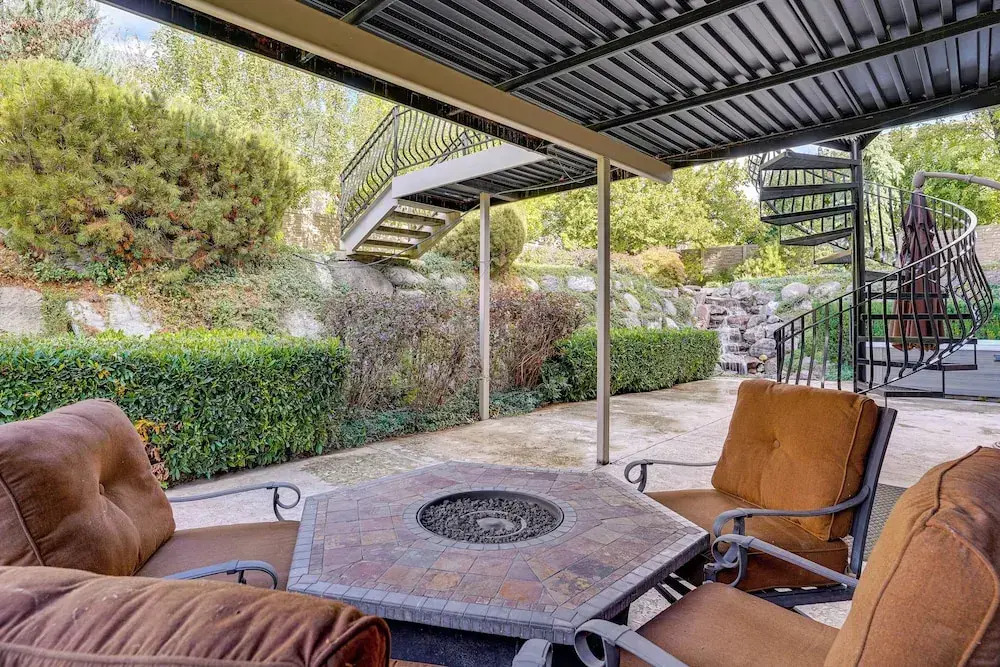 Elegant 6,300-sq-ft Family Home w/ Hot Tub in Orem