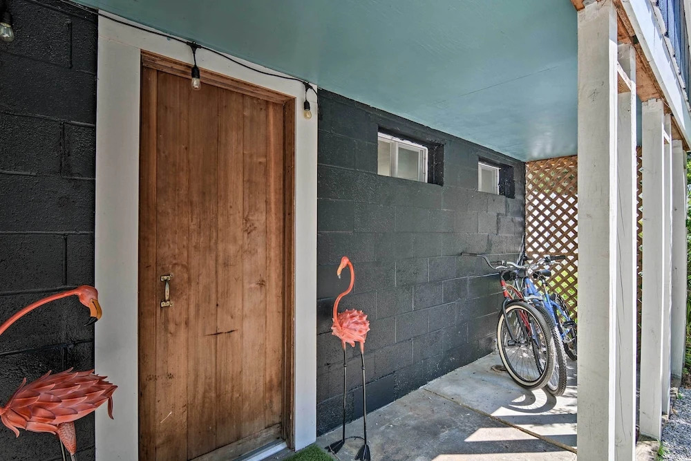Stylish Dog-friendly Bungalow: Steps to Elk Lake
