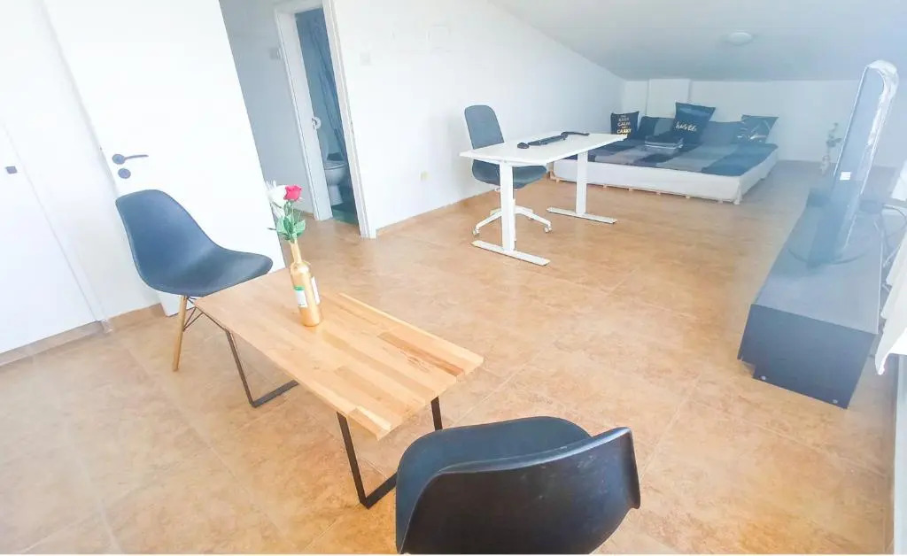 Luxury Maisonette Apartment -SEA VIEW, NETFLIX, GYM- 5 Min from Beach