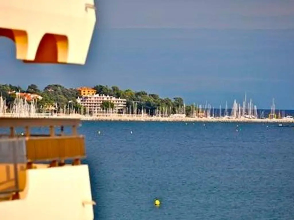 Appartement 2P, 4 Couchages, Terrasse et Salon de Jardin à 200m de la Plage, Fréjus - FR-1-226A-22