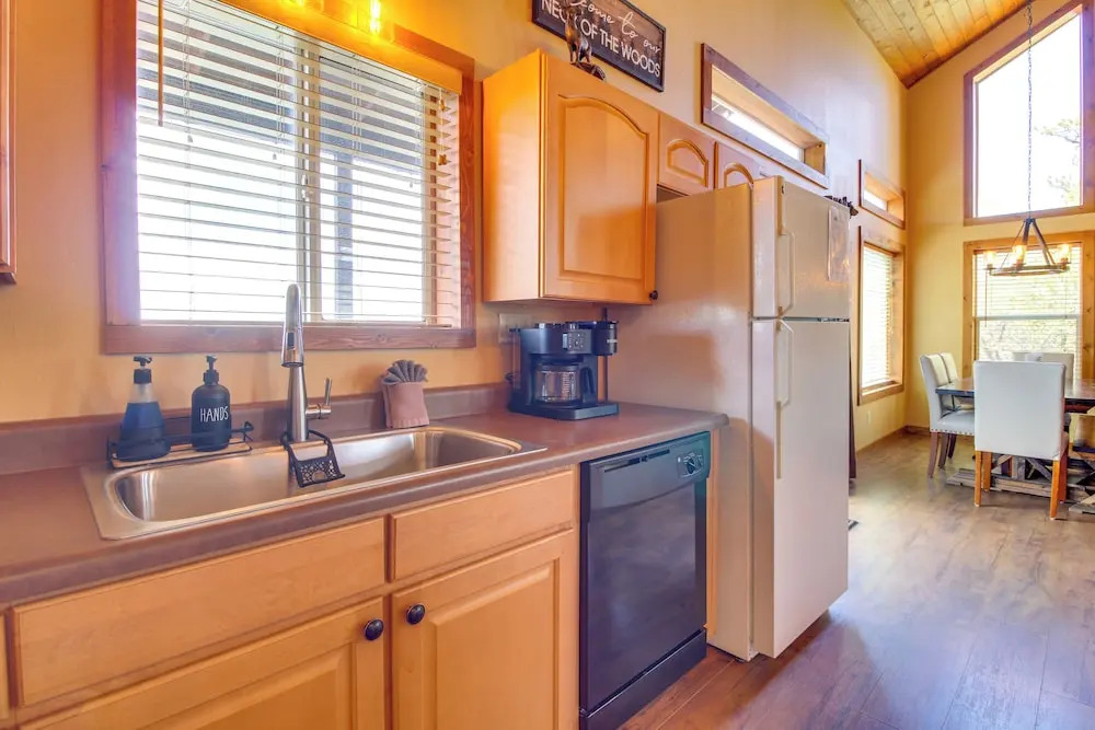 Mtn-view Hilltop Hideaway w/ Deck in Show Low