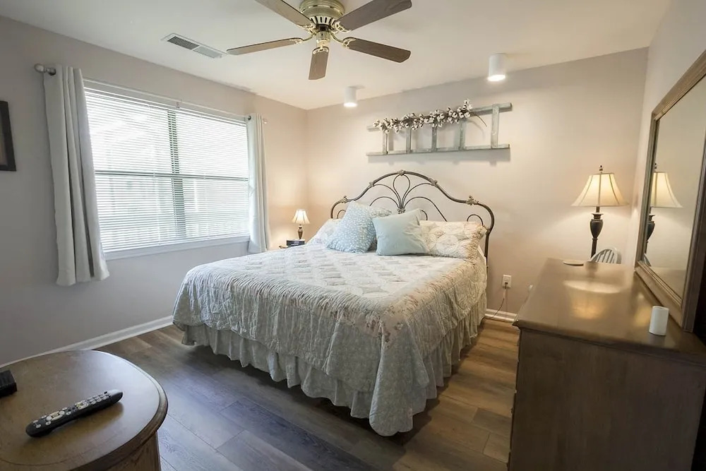 Perfectly On Pointe 3 Bedroom Condo by Redawning