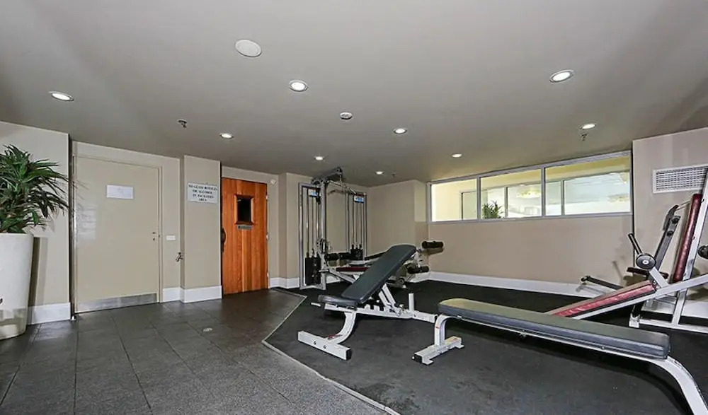 Spacious 1-Bedroom Apartment With Parking