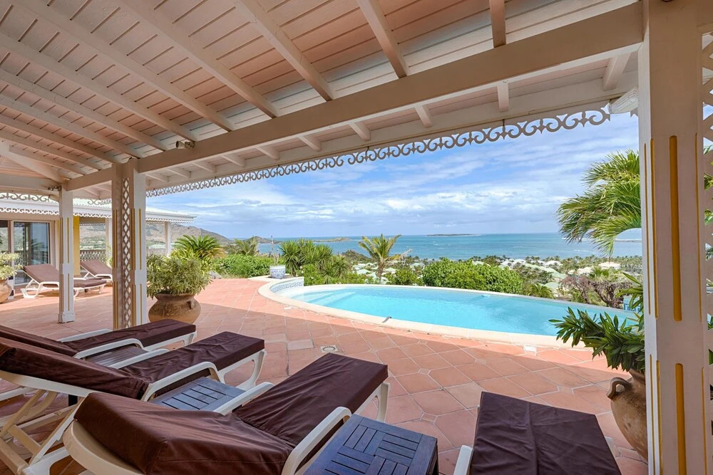 Stunning Orient Bay Ocean Views, Walk to the Beach! AC, Free Wifi, Swimming Pool