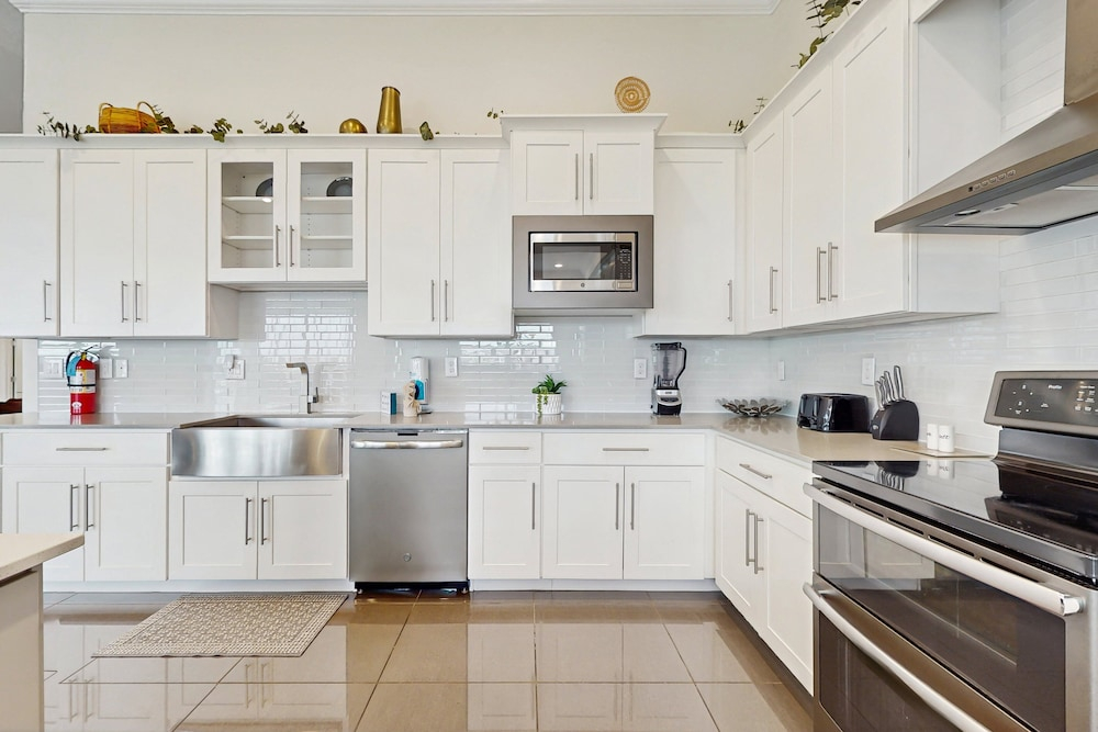Fourth Floor Penthouse With Shared Pools and Hot Tub, Fast Wifi, & Central AC