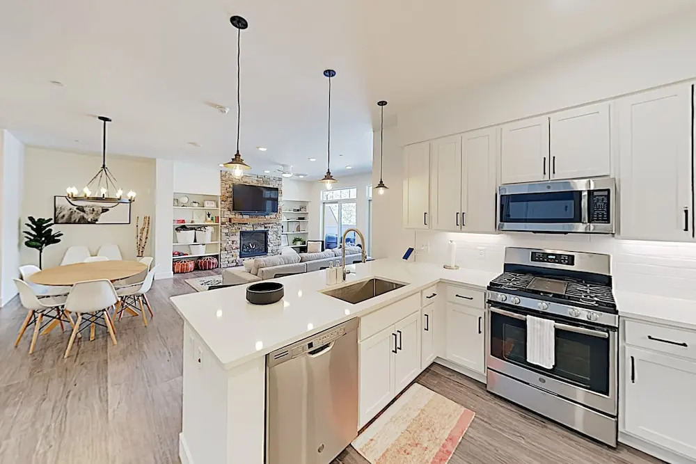 New Listing! Lavish All-season Escape W/ Hot Tub 3 Bedroom Condo
