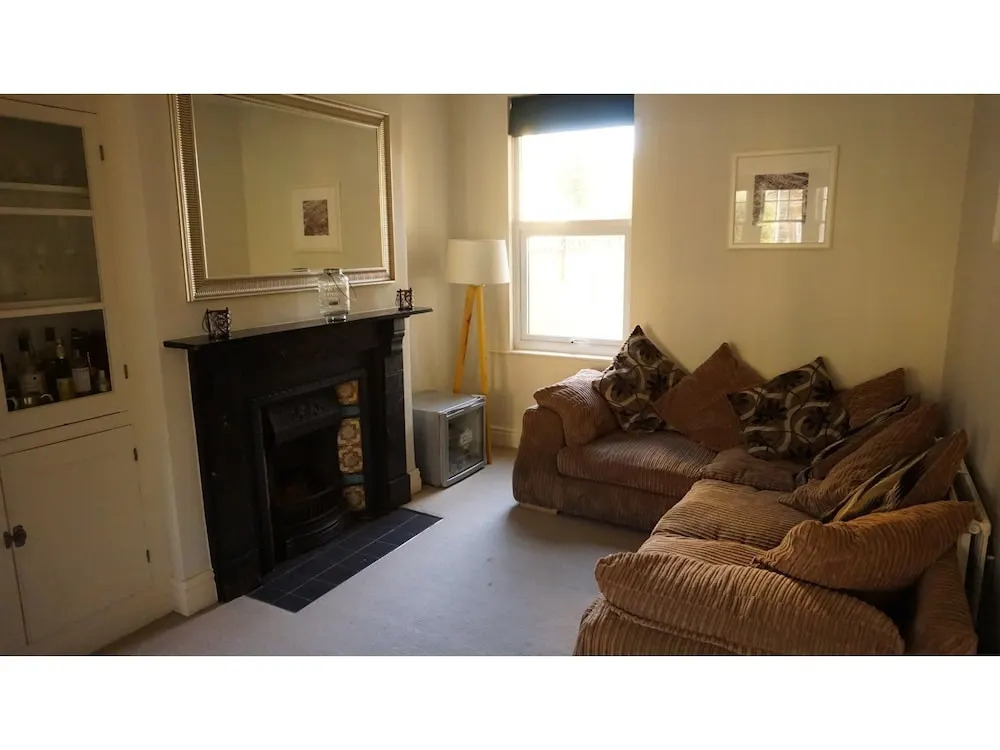 Charming, Spacious 3-br Home for 6 in Central Bath