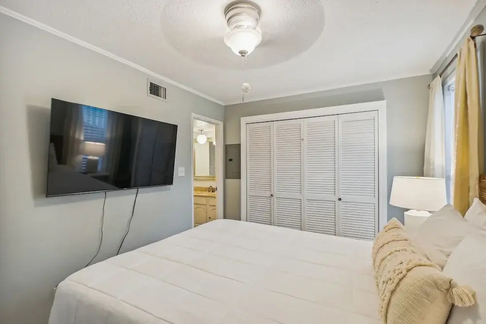 SPC 1034 is a Pet Friendly 1 BR with Free Beach Service for 2! by RedAwning