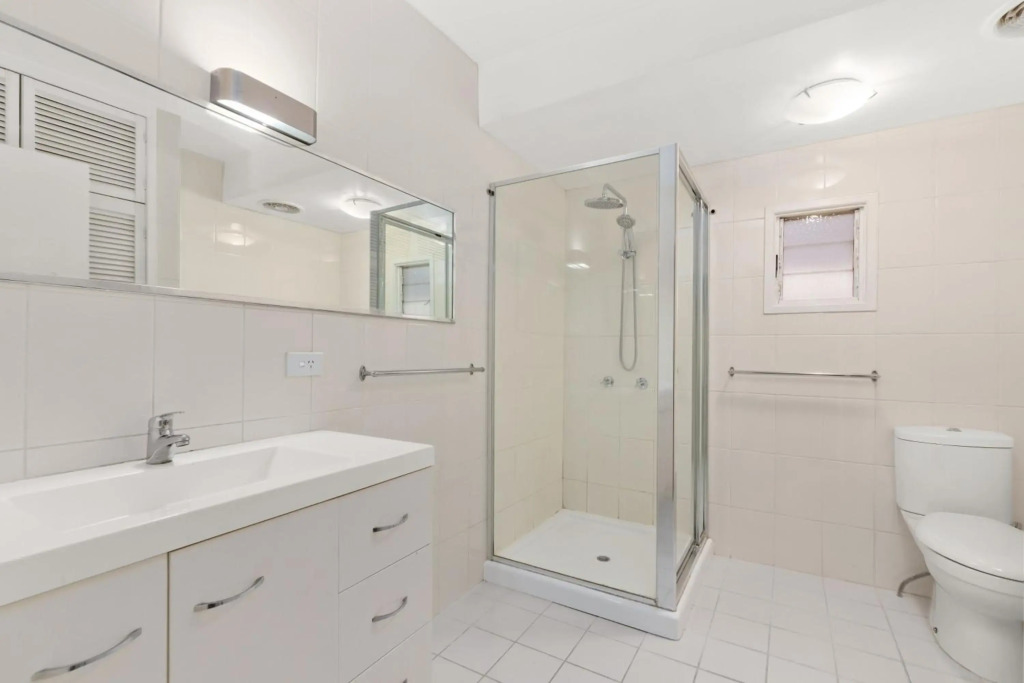 Kozyguru Albion Charming House With 3 Bedroom Parking -Qal035