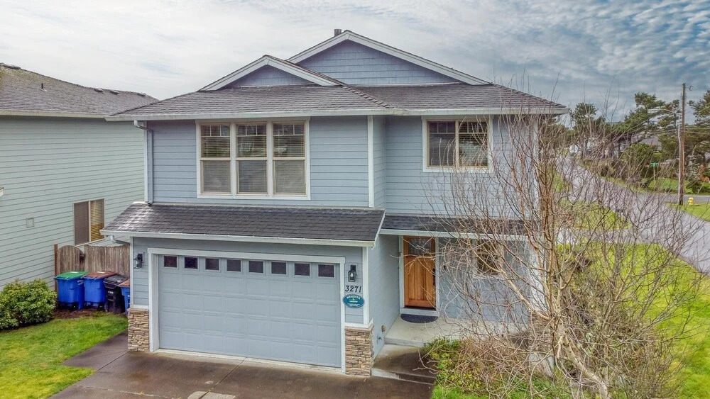 Gorgeous Kitchen and Fenced Backyard - Stunning Coastal Haven