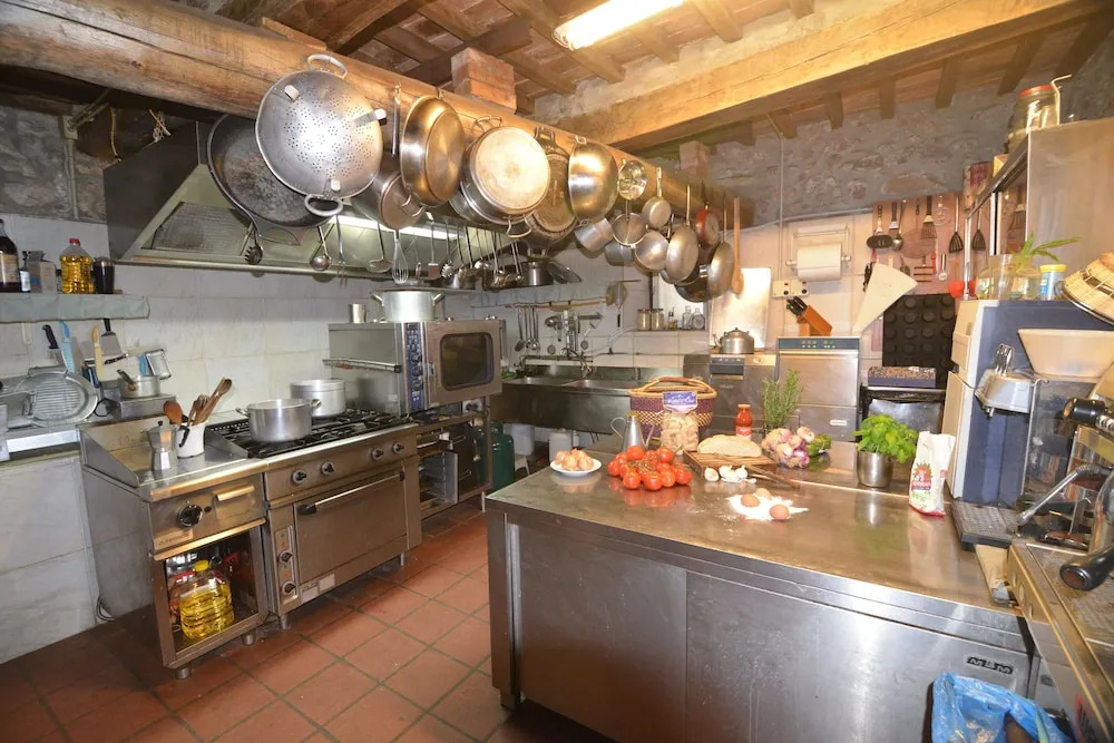 Live the Essence of Tuscany Typical Tuscan Villa for 1218 People