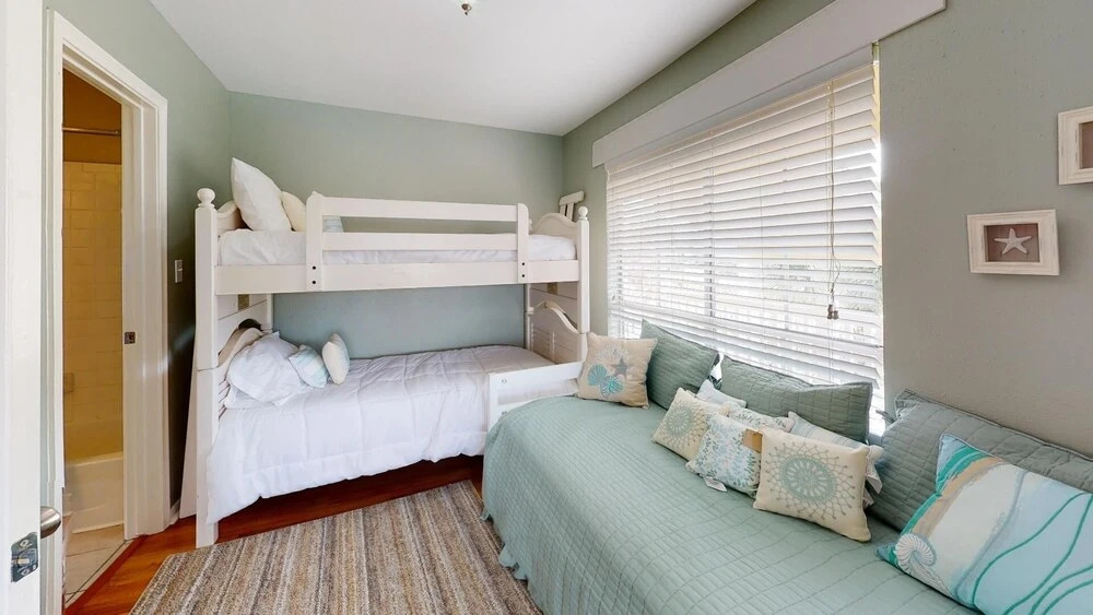Sea-turtle 302 - Lovely 2br Beach Condo With Resort Amenities! Walk To Beach! 2 Bedroom Condo by Redawning