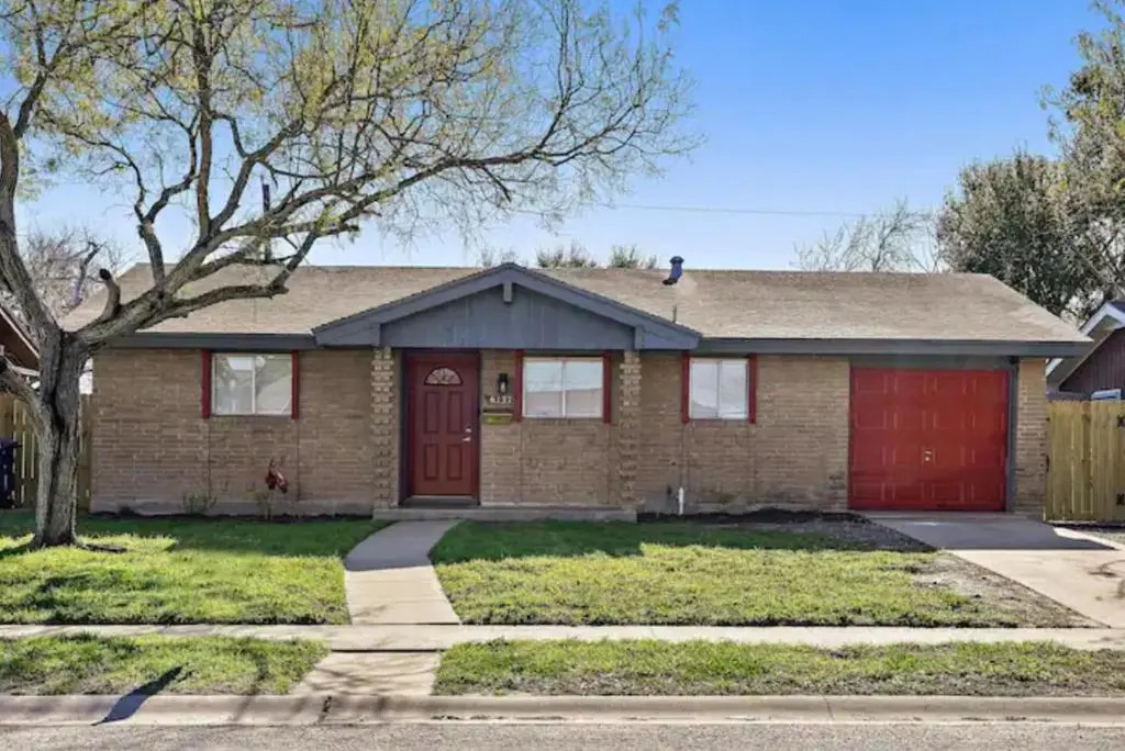 Pet Friendly 3BR 15BA w 65 TVs Nearby Shopping - Birchwood