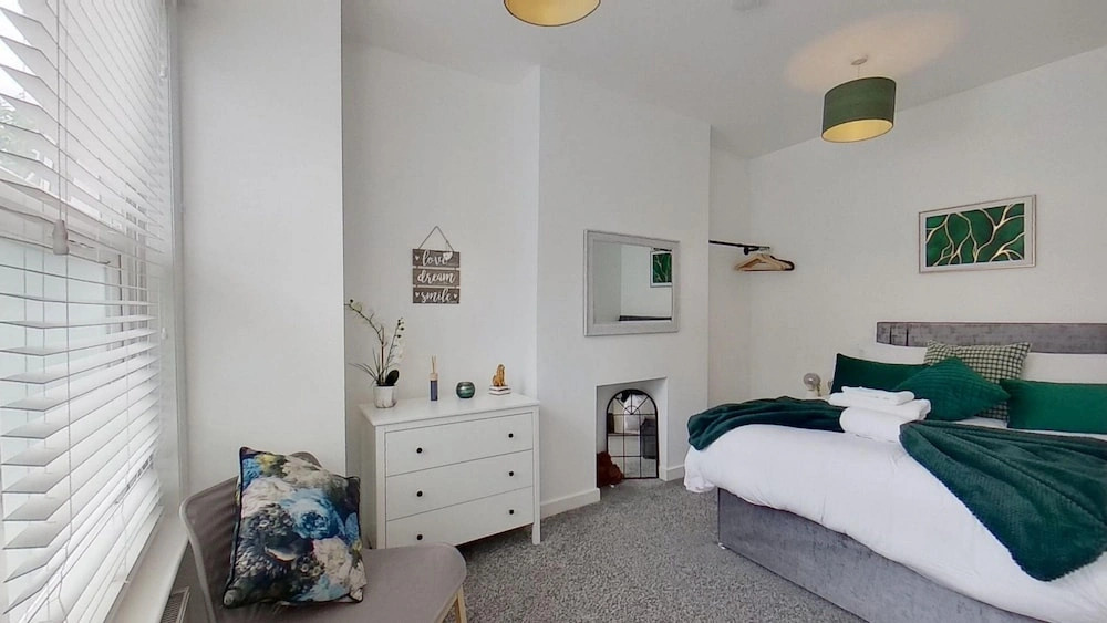 Charming 2 Bed Apt with Netflix & Wi-Fi