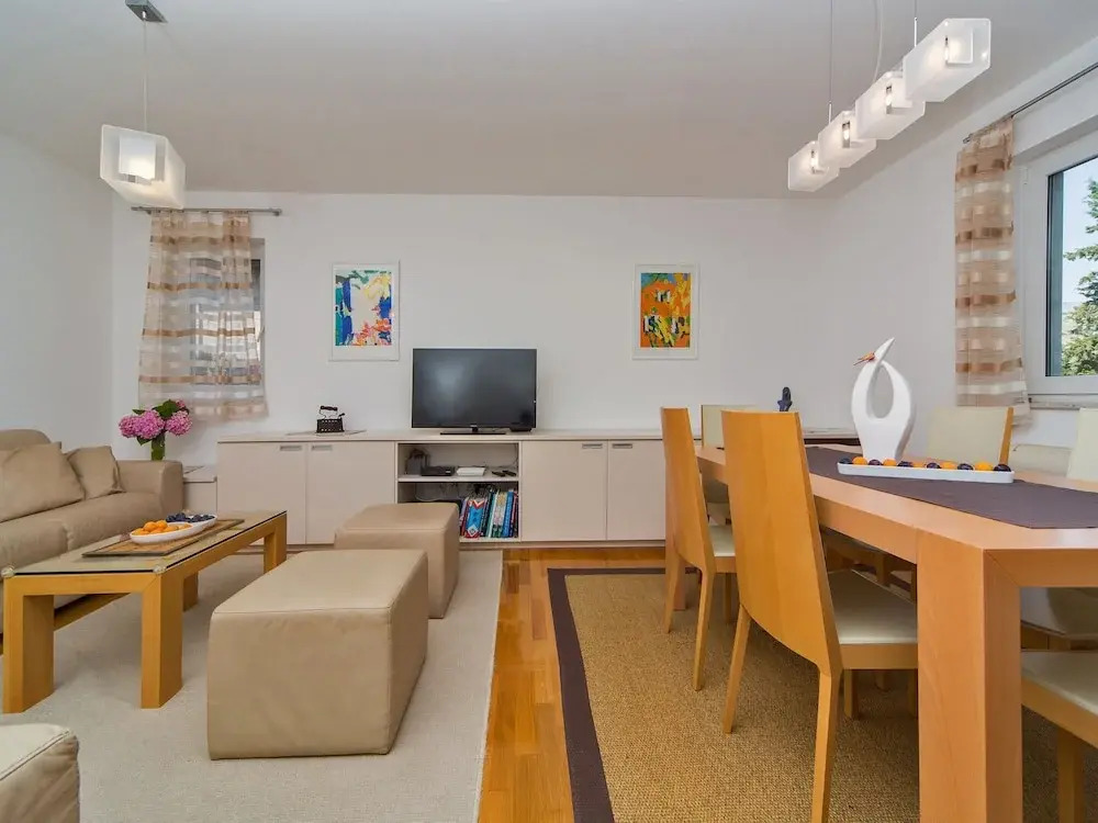Spacious and Modern 1st Floor Apartment With Private Garage, Wi-fi
