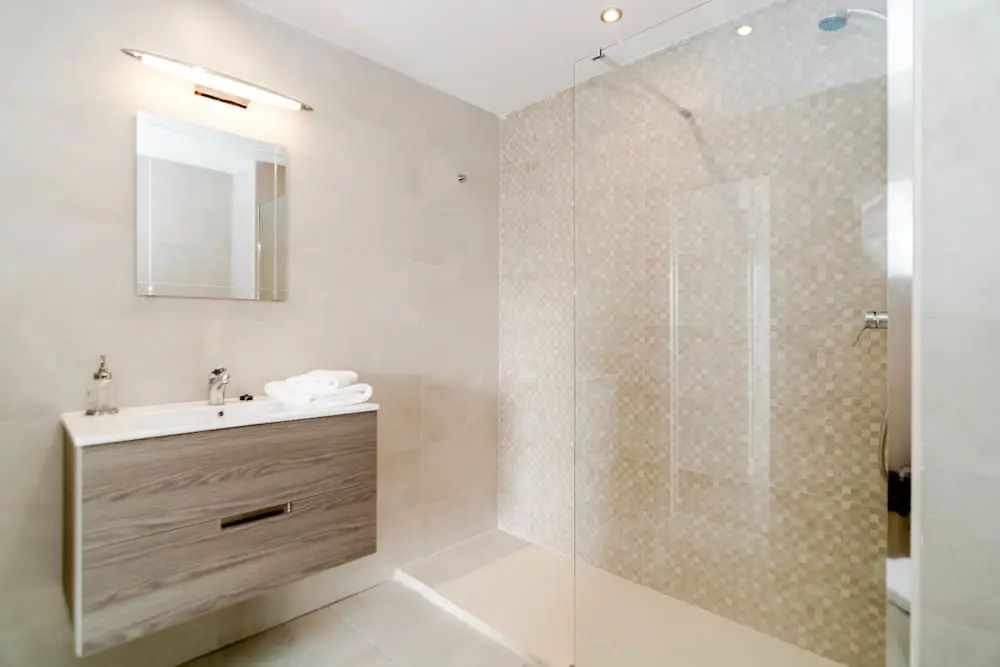 ALB301-New 2 bedroom apt with shared roof top pool