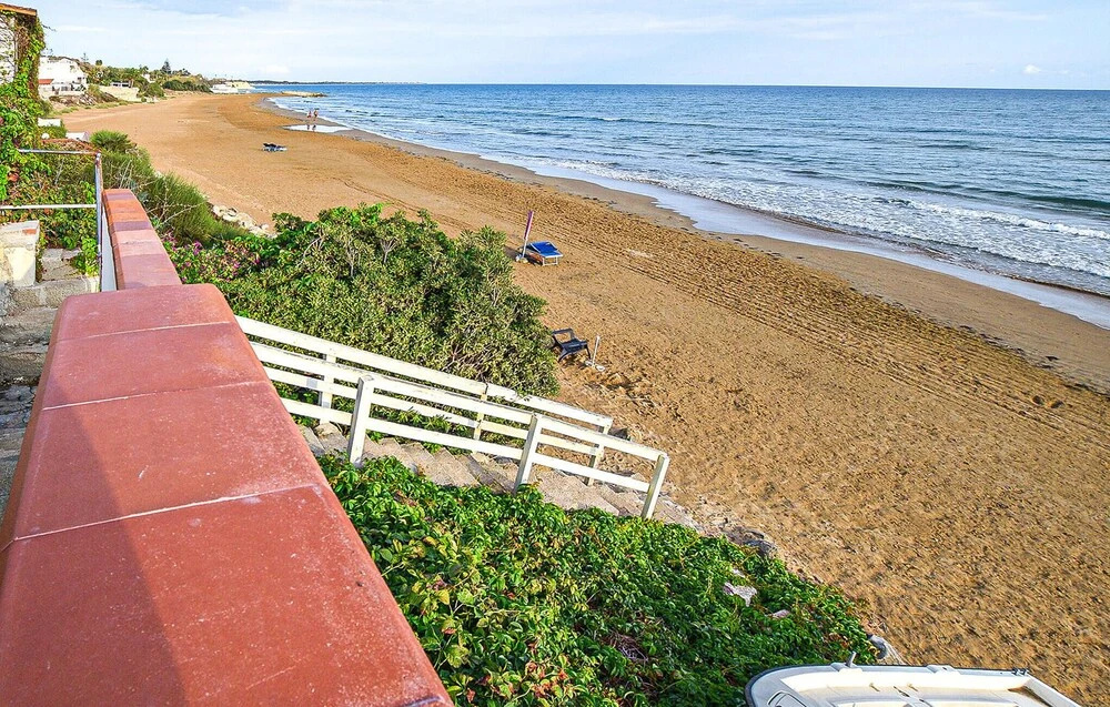 Stunning Home in Pozzallo With 3 Bedrooms and Wifi