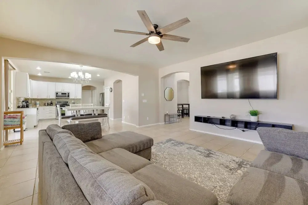 Pool, Fire Pit: Luxe Family Home in Goodyear
