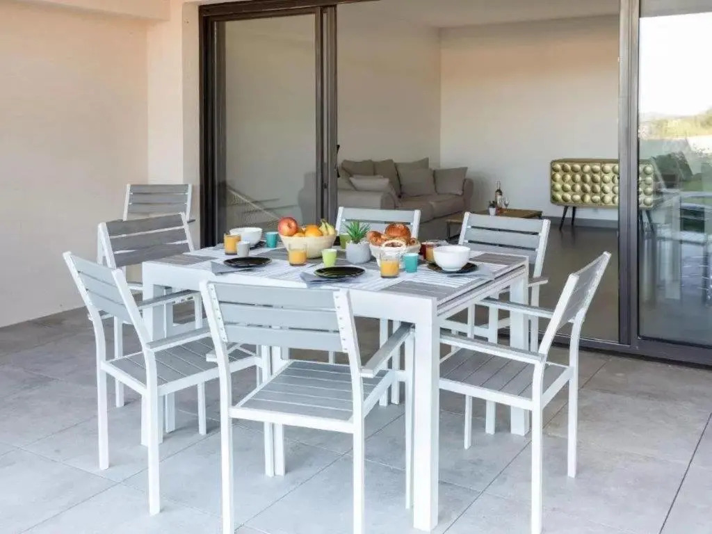 Solaneos propose magnifique T4 neuf sur le port avec Piscine