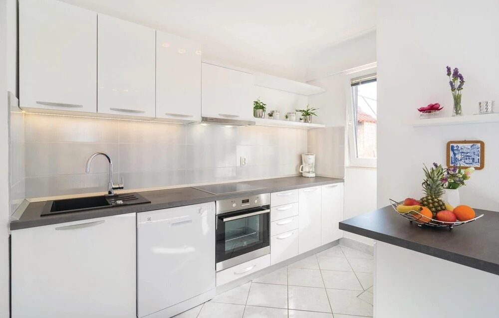 Amazing Home in Sutivan with Hot Tub, WiFi & 3 Bedrooms