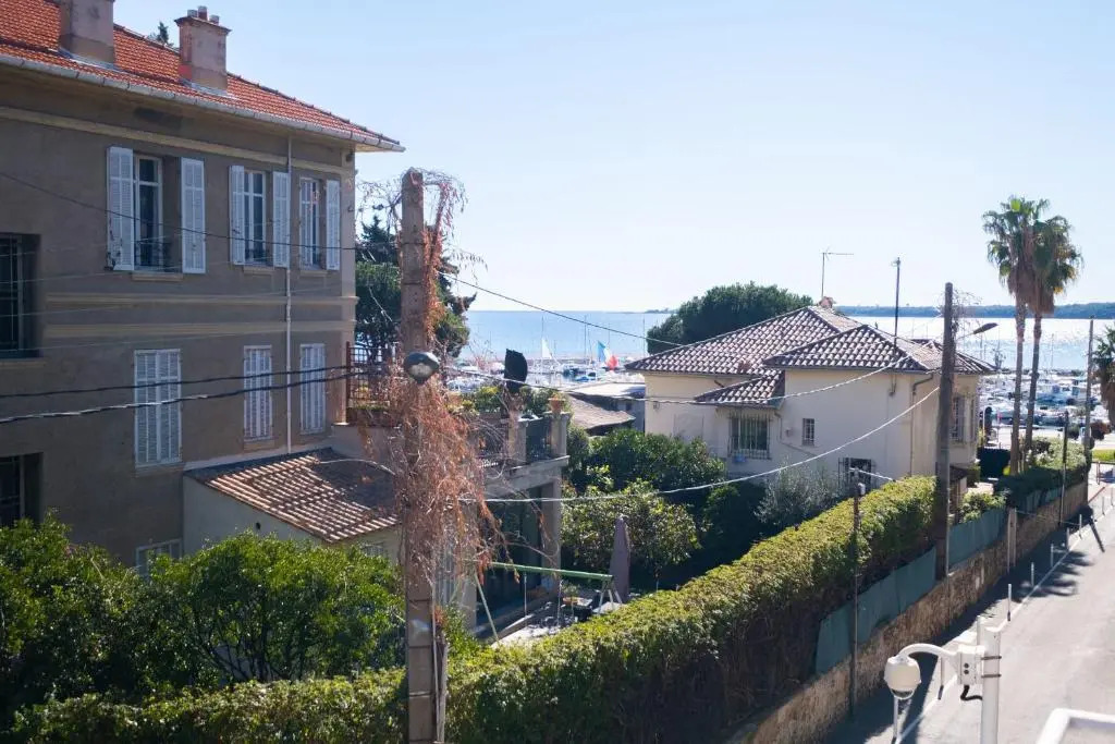 SERRENDY 2-bedroom apartment with terrace and parking only 100 meters