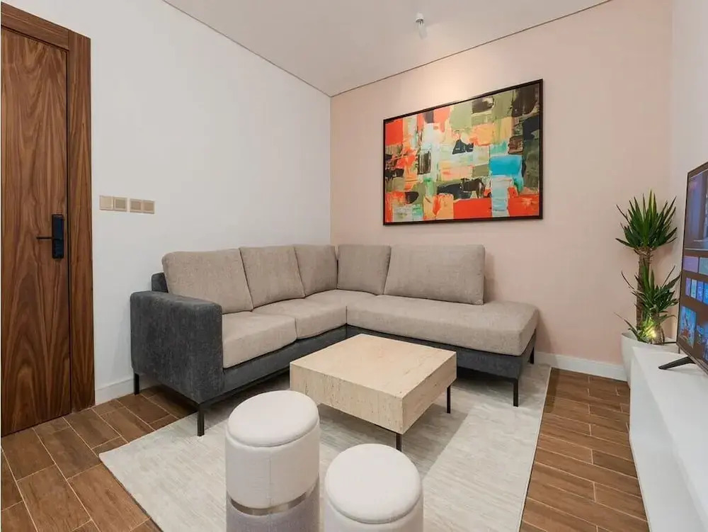 Trendy & Cozy 1 BR Apartment in Almughrizat