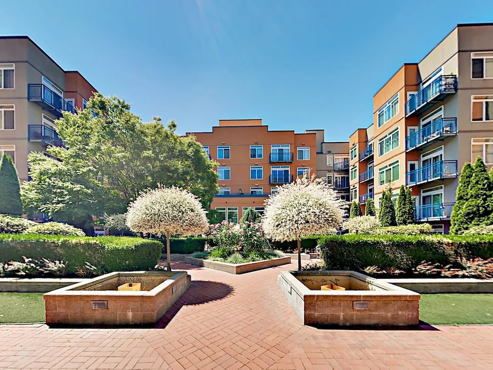 Chic Belltown Court W/ Pool & Rooftop Deck 2 Bedroom Condo