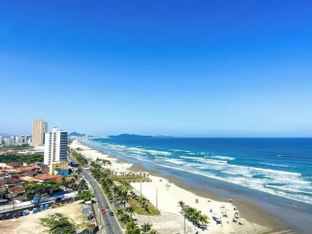 Pé na areia apto c vista mar e piscina