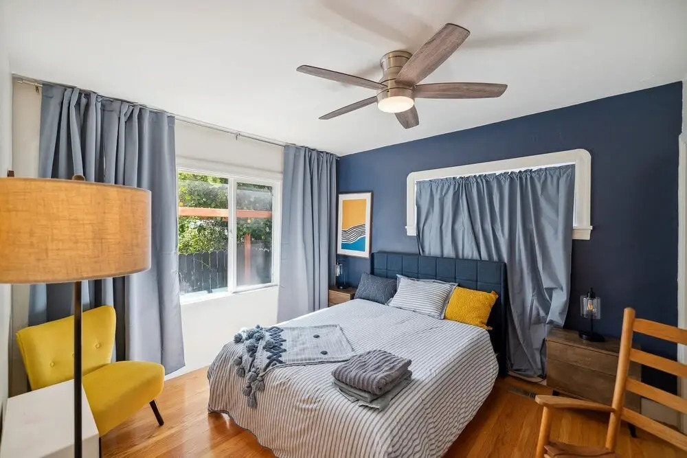 Centrally Located 2 Bedrooms Walkable 2 Duplex by Redawning
