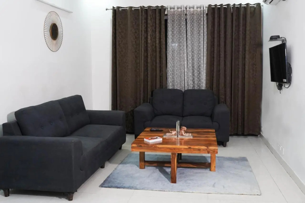 Lime Tree Luxurious 3BHK Serviced Apartment Near Medanta