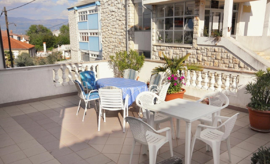 Room Luka - with parking; R1 Vrbnik, Island Krk