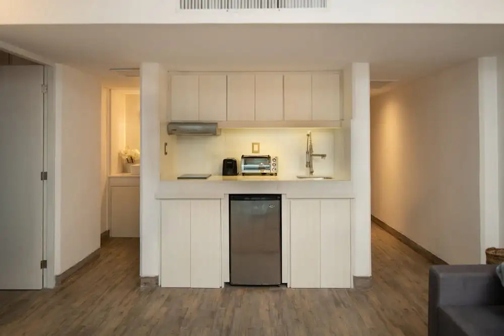CHIC- Newly Renovated 1 BDR at the best beach