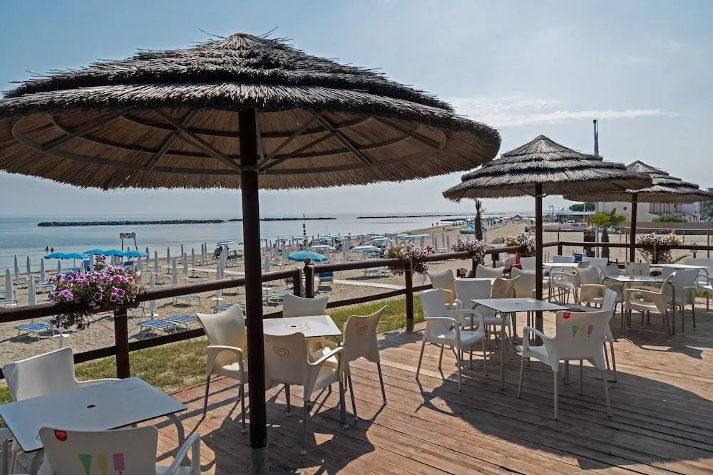 Sunny Coastal Escape in Lido
