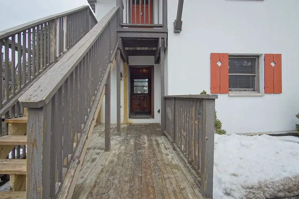 Whistlepunk #11: 2 Bedroom, 2 Bath: Wood Fireplace.central Location