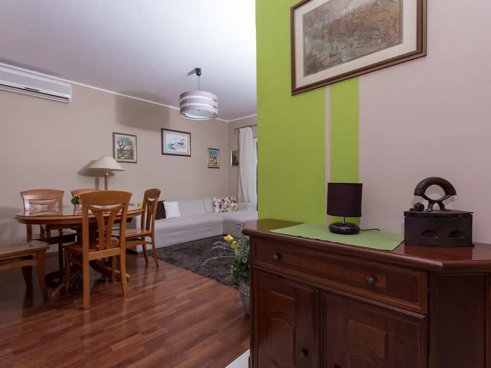 Delightful, three-bedrooms, terrace & outdoor dining area, close to the beach