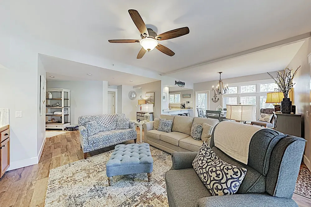Polished Huntington Villa w/ Pool & Hot Tubs villa