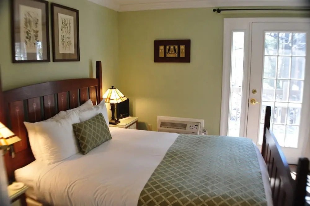 Carmel Cove Inn at Deep Creek Lake