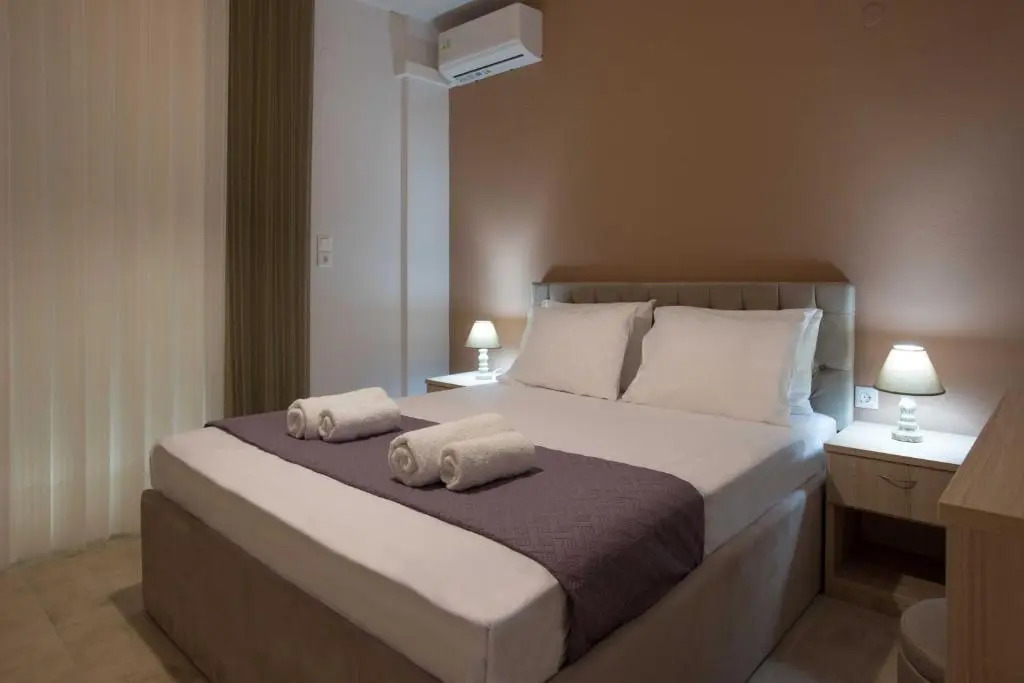 Comfy Central 1 Bedroom Apt with Terrace and View