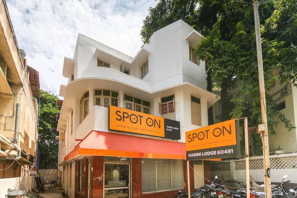 Spot On 60491 Harini Lodge