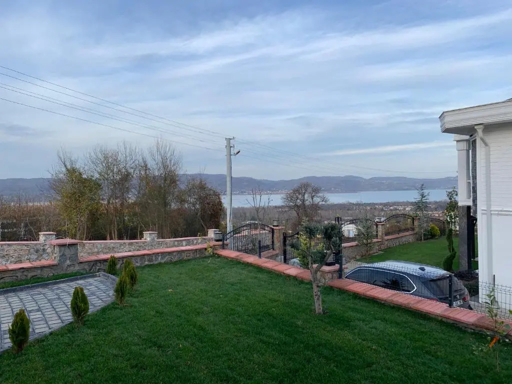 Villa Vadi-Isıtmalı havuzlu-Şömineli-Kış bahçeli-Tamamen Müstakil