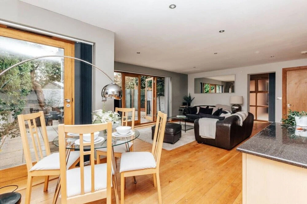 The Herringbone - 3 Bed With Parking Pet Friendly