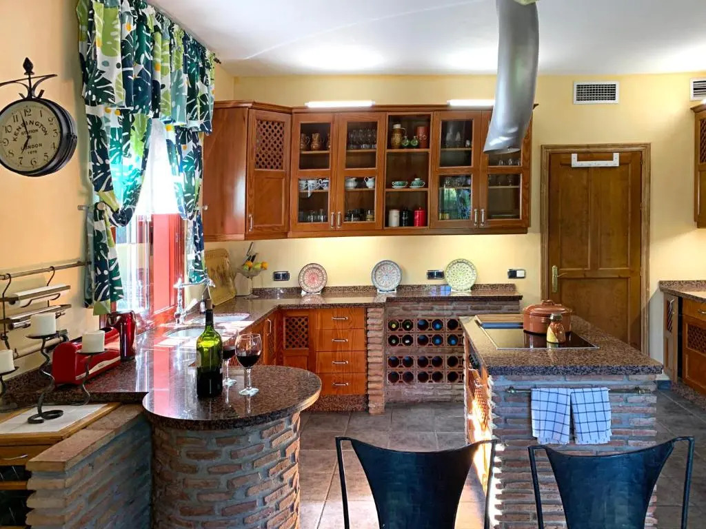 VILLA NABRISA MARBELLA, 5 BEDROOM, PRIVATE POOL, GARDEN, BBQ