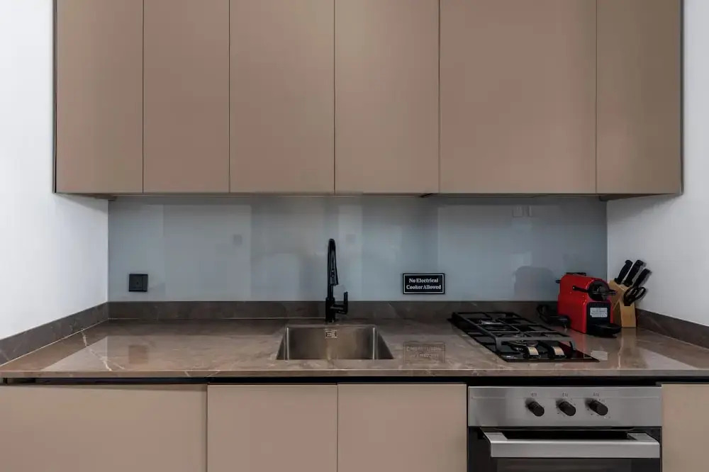 Waves - Stylish 13th-Floor Studio with Top-Notch Amenities