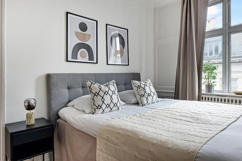 Square - Spacious 6-bdr Apt Near Nyhavn