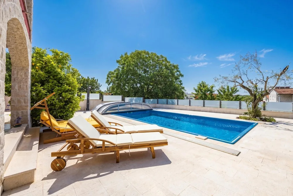 Apartment Ayni With Private Pool