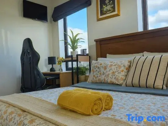 Stylish Suite Near Airport | Pvt Bath + Parking