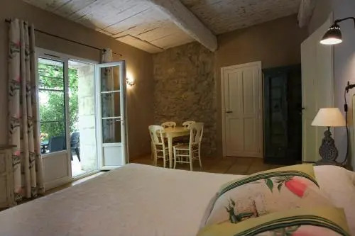 Château Catherine de Montgolfier - B&B et Gites - Piscine - Domaine viticole bio avec dégustation