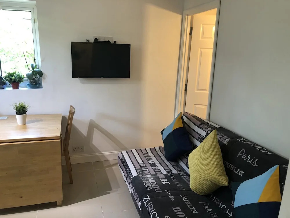 2 bedroom Apartment  Heathrow Airport